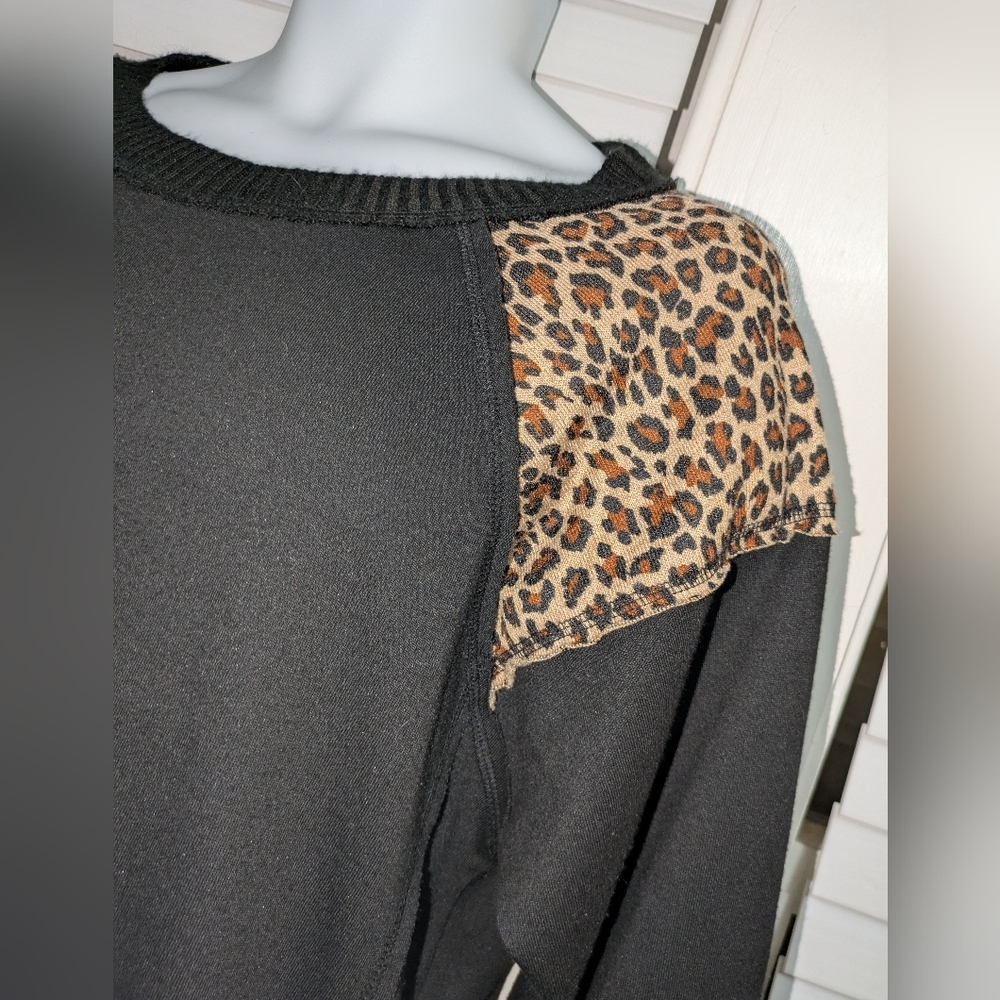 Umgee Womens French Terry Animal Print Tunic Top With Side Slits EUC size small - Picture 4 of 9
